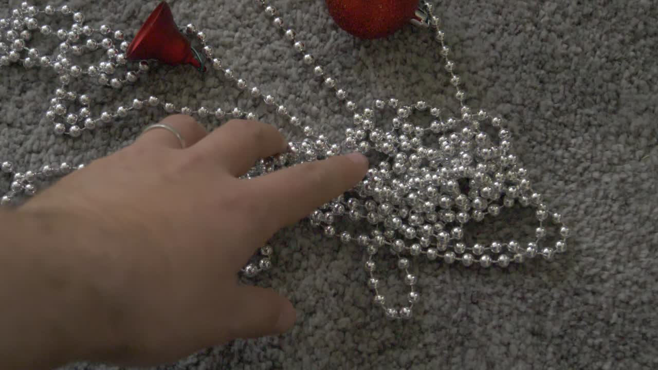 바닥에서 크리스마스 장식을 줍다