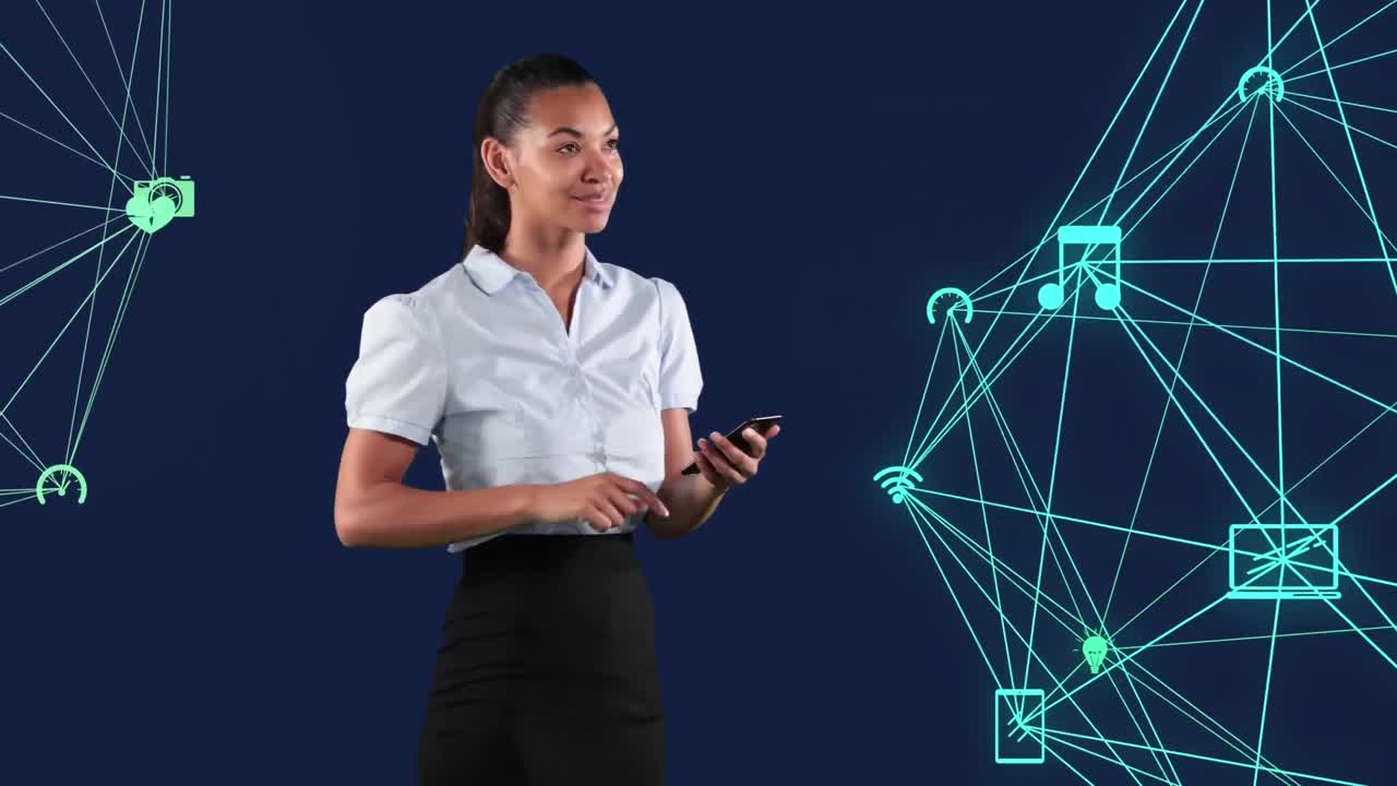 globo de iconos digitales contra una mujer de negocios que usa un teléfono inteligente