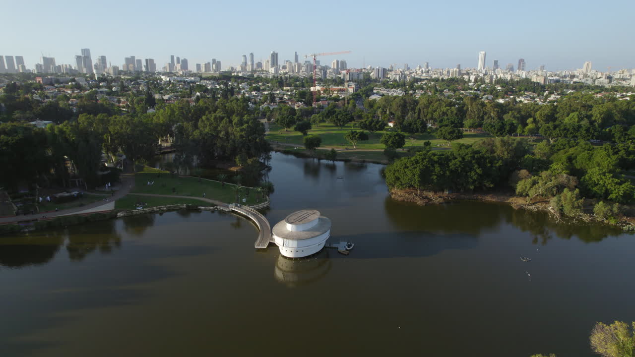 라마트 간 국립 공원의 호수 중앙에 있는  ⁇ 고 비활성화된 레스토랑. 공원은 가족, 친구 및 바베큐를 위한 공공적이고 조용한 만남의 장소입니다.