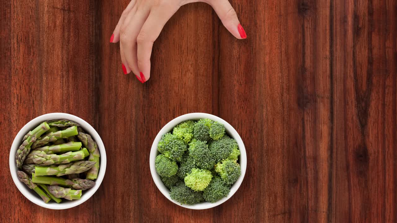 녹색 채소 를 제공 하는 것