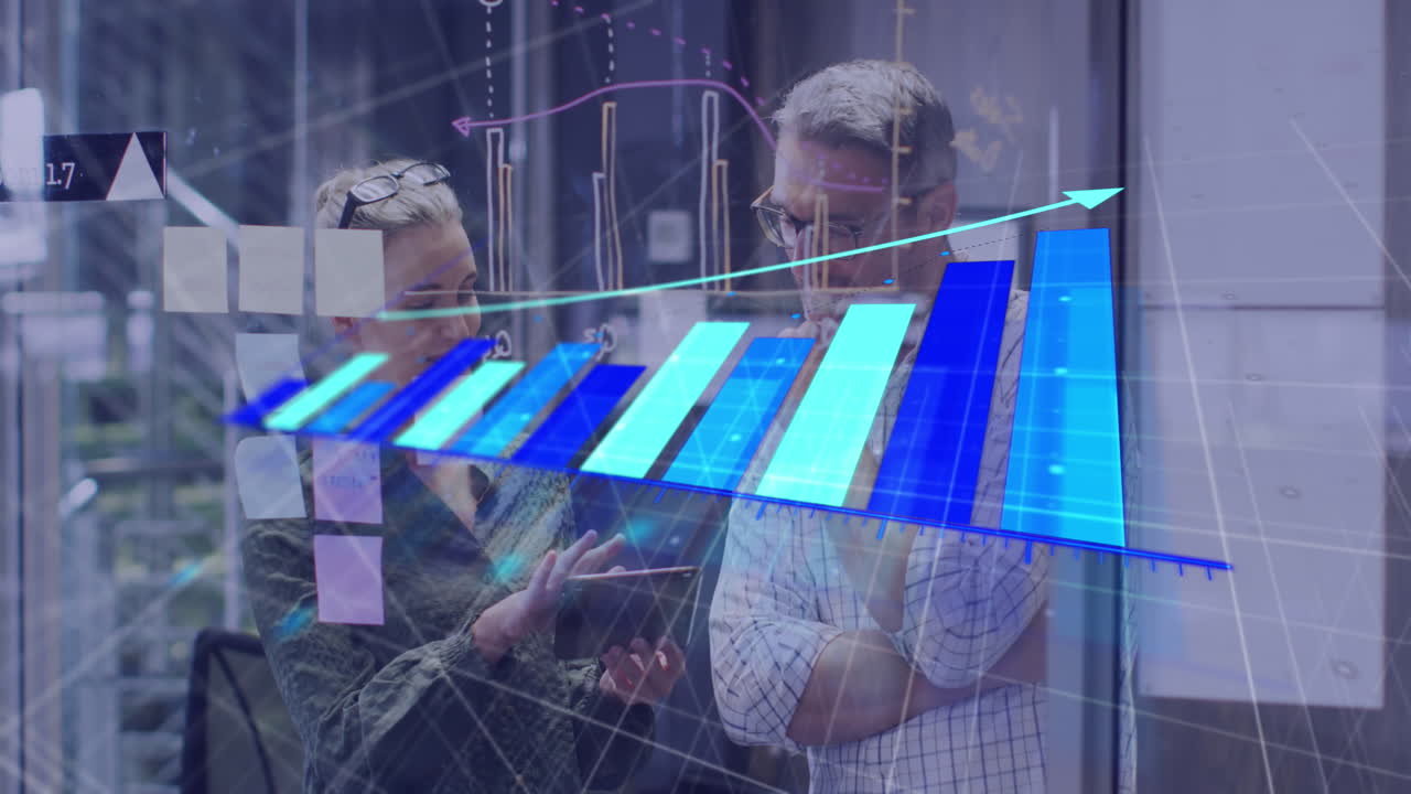 animación de gráfico en crecimiento sobre compañeros de trabajo caucásicos discutiendo con notas adhesivas en la pared transparente