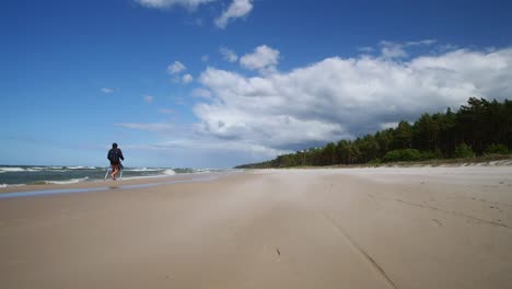 Hombre-Caminando-En-La-Playa-De-Arena.-Mar-Báltico-Polonia