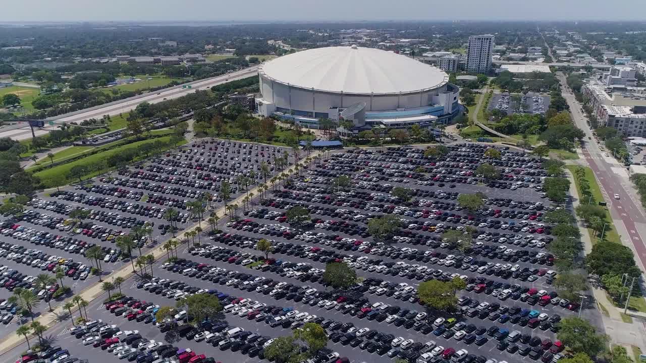 vídeo de drones aéreos 4k de tropicana field y estacionamiento completo en el centro de st.