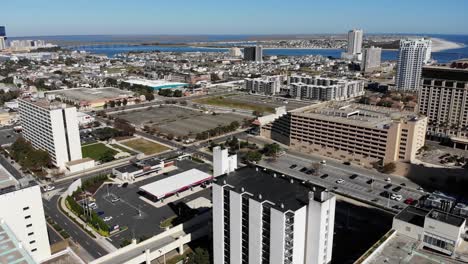 una vista aérea que avanza lentamente del distrito comercial del centro de atlantic city, nueva jersey