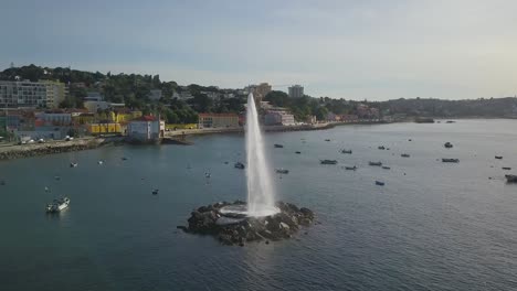 Luftdrohnenansicht-Rund-Um-Den-Ozeanbrunnen-Mit-Oeiras-Im-Hintergrund,-In-Paço-De-Arcos,-Sonniger-Tag,-In-Oeiras,-Lissabon