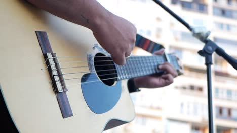 músico callejero tocando la guitarra acústica