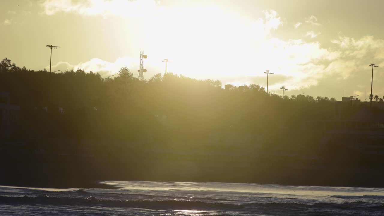 playa durante el amanecer - playa de carcavelos portugal timelapse increíble