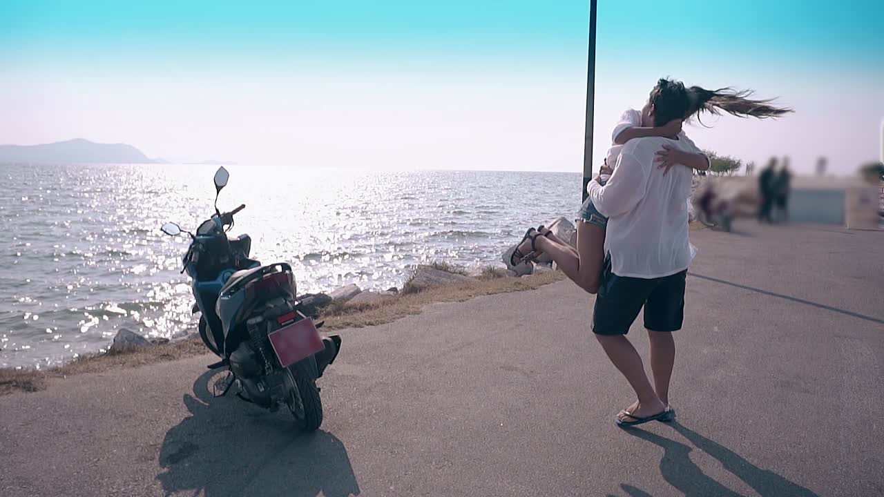 젠 ⁇  쇼트 입은 예쁜 소녀가 남자의 손에 뛰어들고 키스합니다.