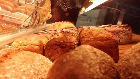 frisches brot auf der theke 2