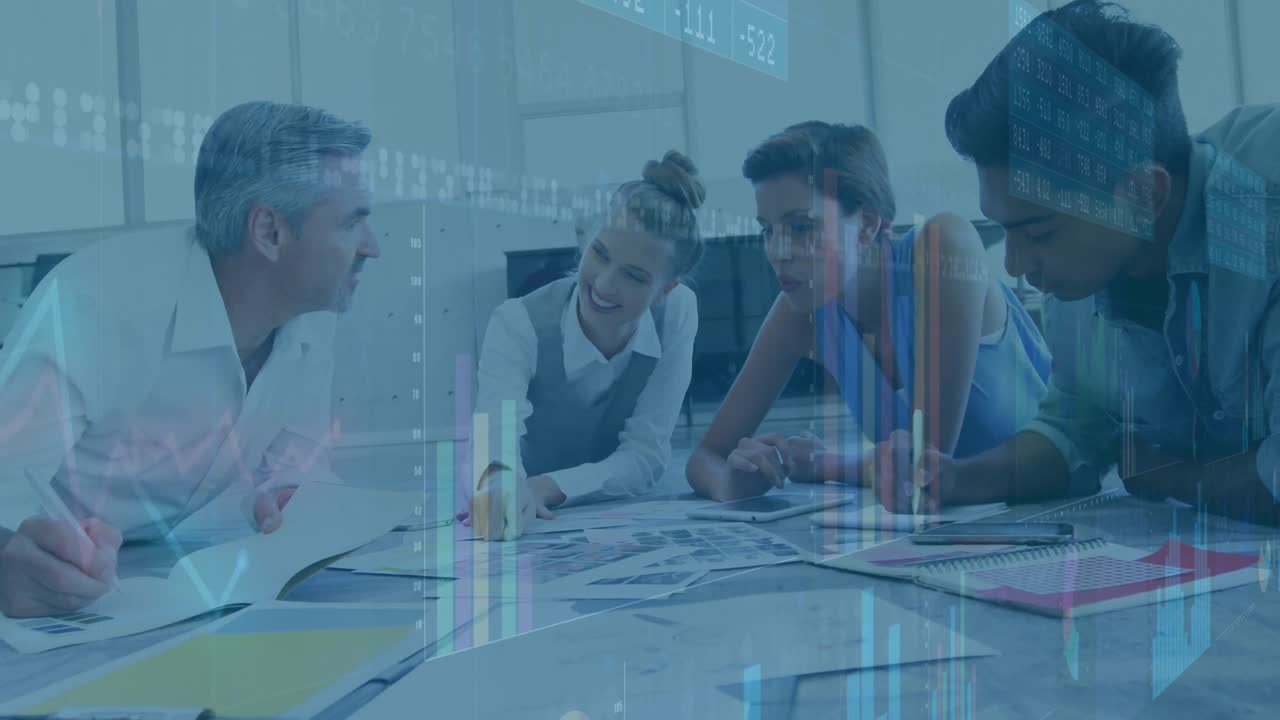 animación del procesamiento de datos financieros sobre diversas personas de negocios