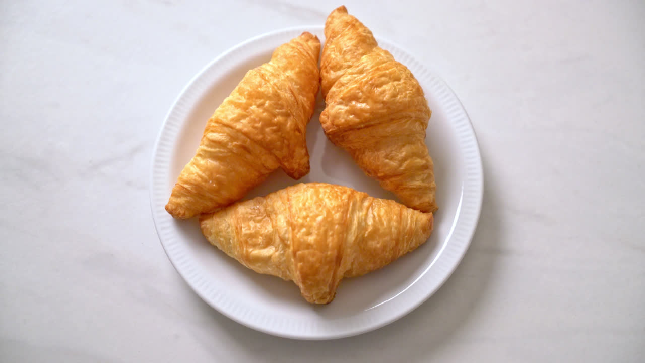 접시에 신선한 버터 크루아상