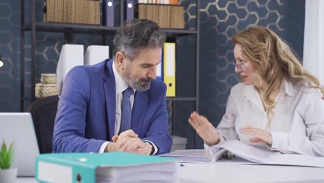 empleada presentando un archivo a su gerente.