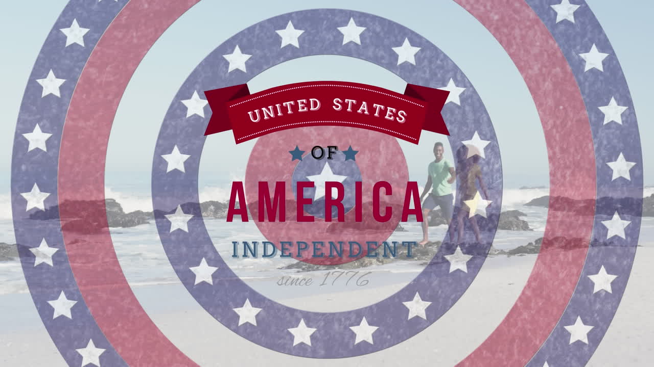 estrellas en el círculo giratorio y el texto del día de la independencia contra una pareja de manos caminando por la playa