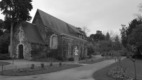 Iglesia-De-San-Sansón-En-El-Jardín-Botánico-Jardin-Des-Plantes-D&#39;angers-En-Francia---Blanco-Y-Negro