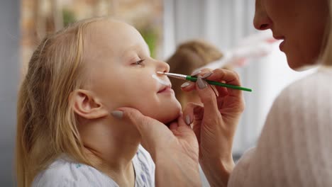 vídeo de cerca de la pintura de la cara para el pequeño conejo de pascua