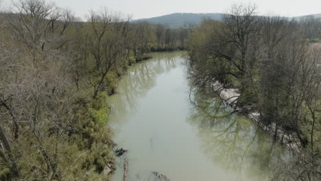 Luftaufnahme-über-Einem-Trüben-Grünen-Abschnitt-Am-West-Fork-White-River