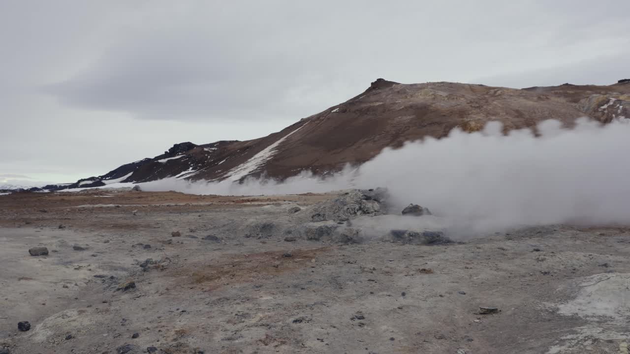 ventilación de vapor en el área de actividad geotérmica empuja humo y gas, islandia