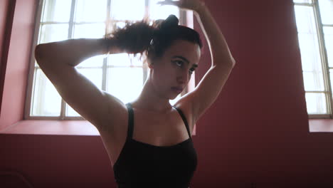 mujer de cabello negro en una habitación grande