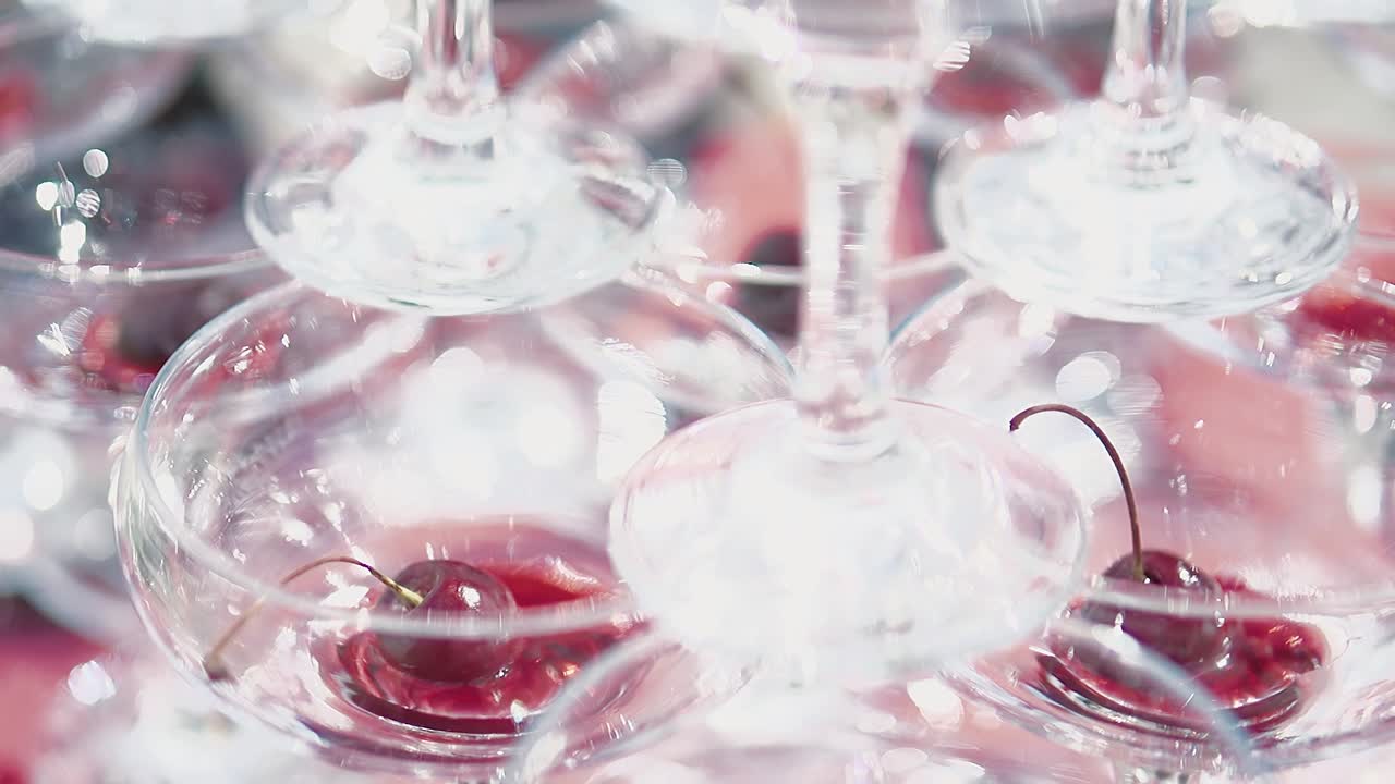 각 유리 안에는 체리 한 개가 있습니다.