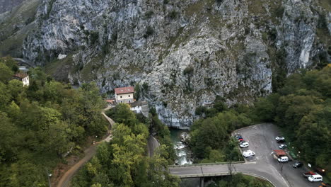 ángulo superior de drones de la carretera del valle en las montañas del norte de covadonga, españa
