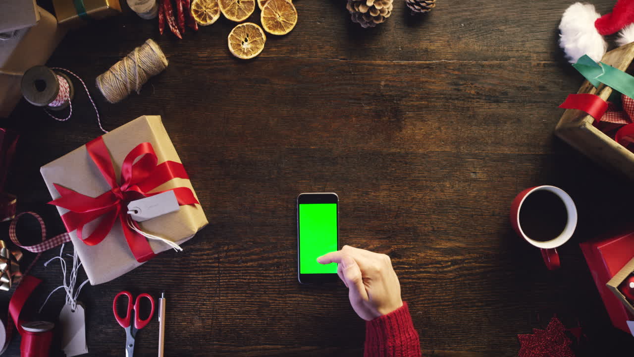 embalaje de regalos de navidad y teléfono móvil