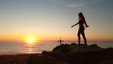 Sensual-Mujer-Atlética-Practicando-Yoga-En-La-Playa-Al-Amanecer