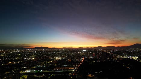 encendiendo las luces de la ciudad de santiago de chile