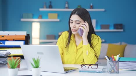 Junge-Geschäftsfrau,-Die-Am-Telefon-Spricht.