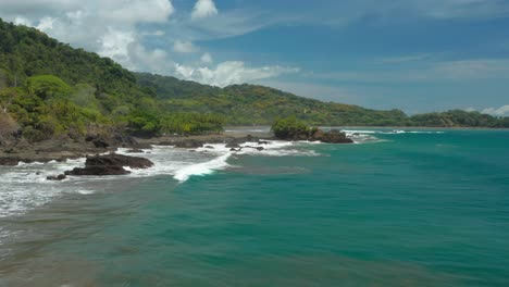 Playa-Costa-Azul-Mit-Vulkanischen-Felsformationen-An-Der-Küste-Des-Tropischen-Mittelamerikas