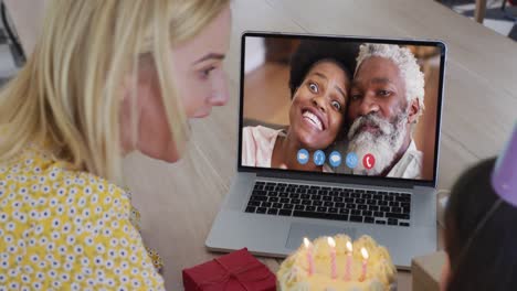 Kaukasische-Mutter-Und-Tochter-Feiern-Geburtstag,-Während-Sie-Zu-Hause-Einen-Videoanruf-Auf-Dem-Laptop-Führen