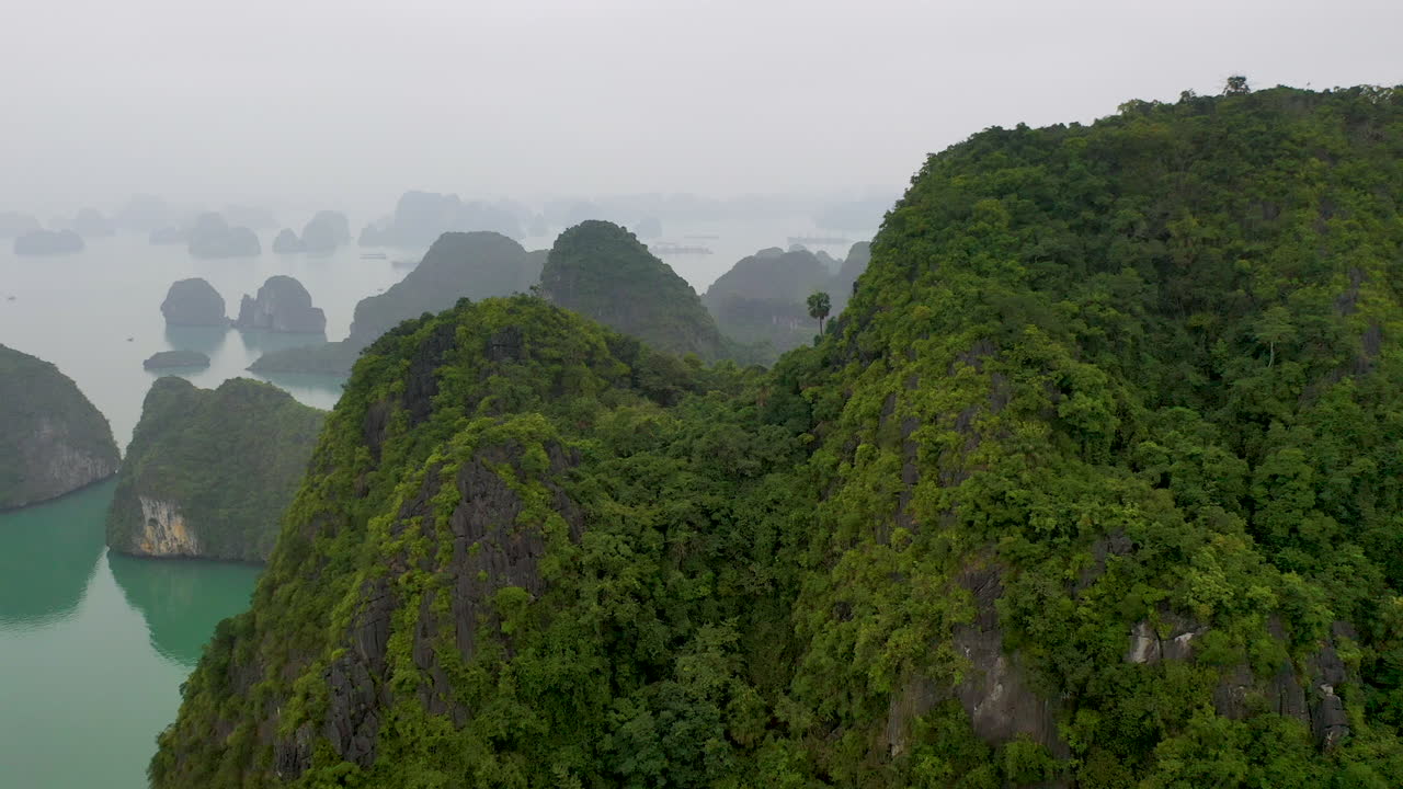 panorámica vista aérea de un avión no tripulado volando sobre el icónico destino turístico de la bahía de halong