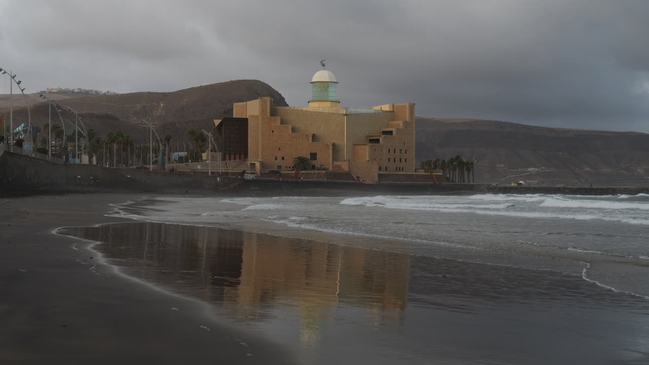 toma general del amanecer del auditorio alfredo kraus desde la playa de las canteras