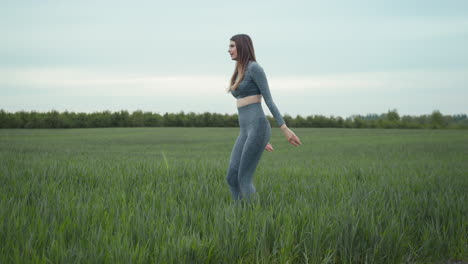mujer haciendo ejercicio al aire libre en un campo