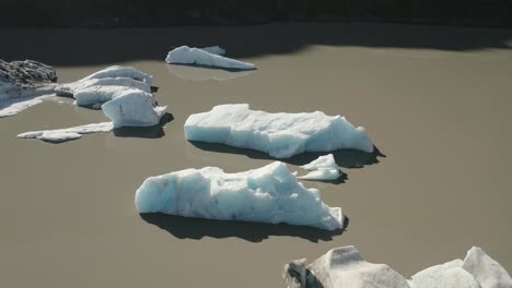 Luftaufnahme-Mehrerer-Kleinerer-Eisberge,-Die-Auf-Dem-Kalten-Wasser-Im-Kachemak-Bay-State-Park-In-Alaska-Treiben