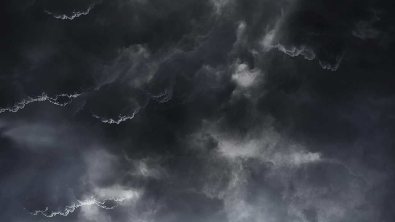 4k relámpago ferozmente en una tormenta eléctrica