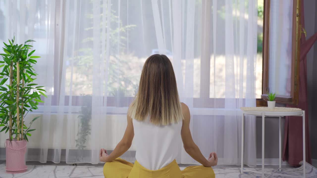 Donna che fa yoga a casa