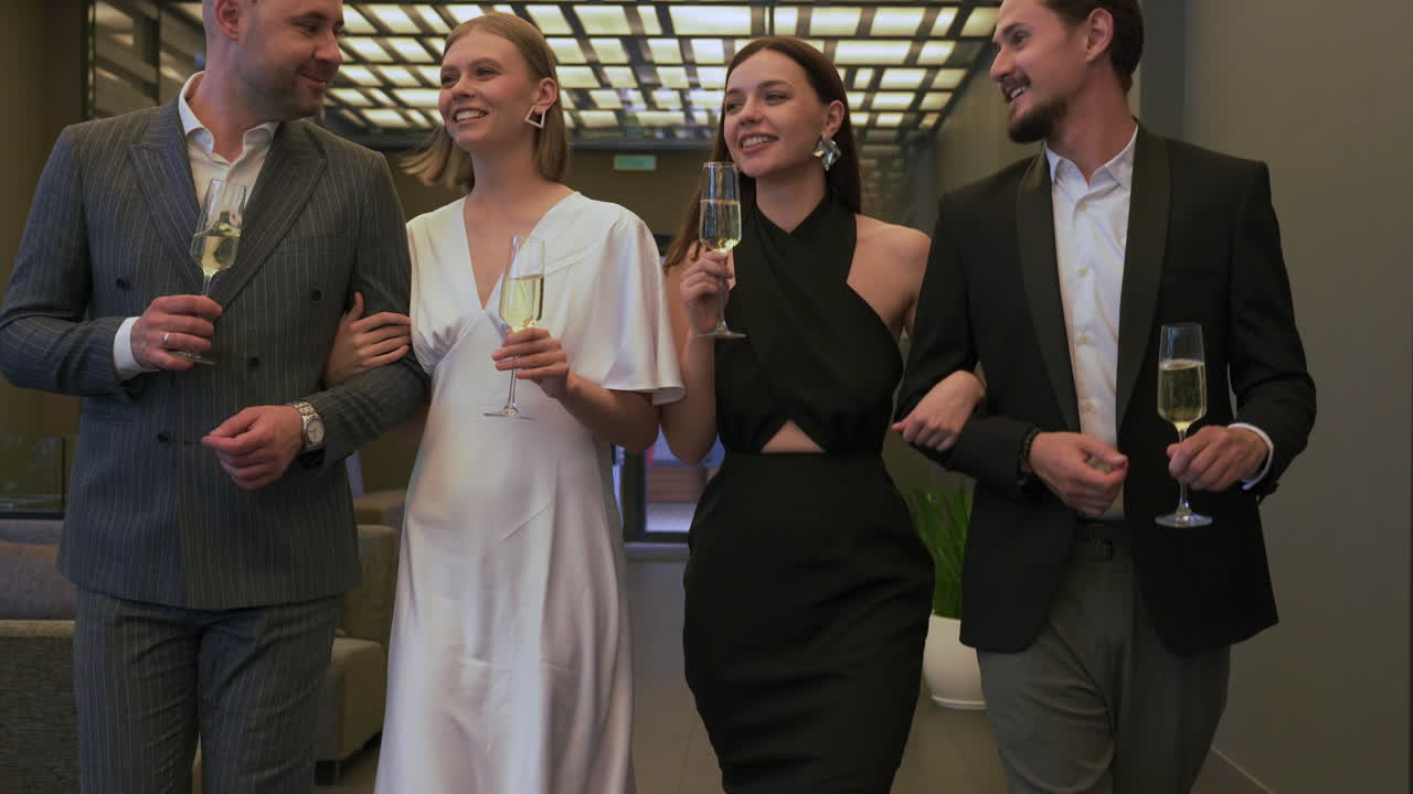 친구들이 식당 안으로 들어갑니다.