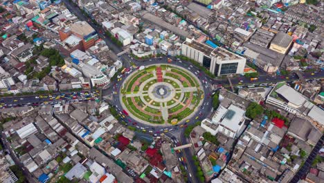 hiperlapso de la rotonda de wongwian yai. vista aérea de los cruces de la autopista. las carreteras forman un círculo en la estructura de la arquitectura y el concepto de transporte. vista superior. ciudad urbana, bangkok, tailandia.