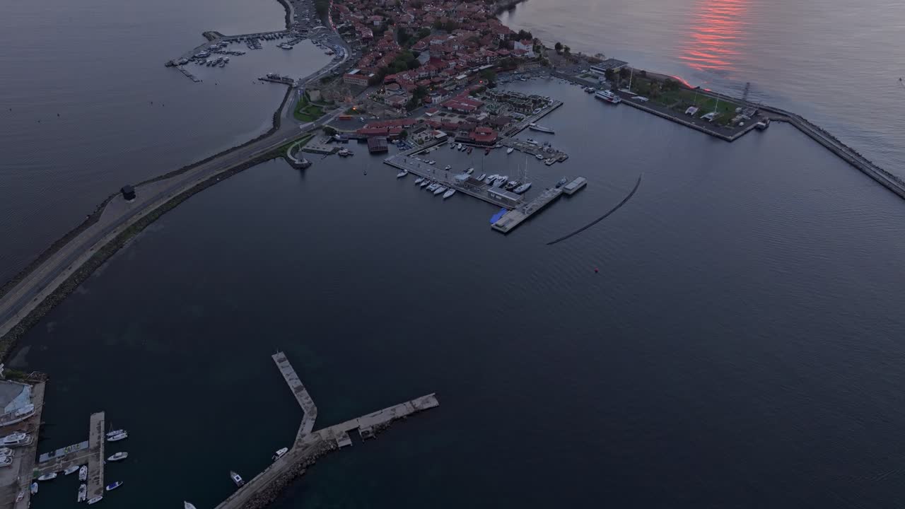 Nesebar'ın tarihi sahil kasabası sabahın erken saatlerindeki güneşte parlıyor, Bulgaristan.