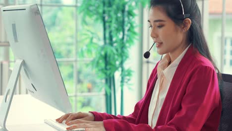 Mujer-De-Negocios-Con-Auriculares-Trabajando-Activamente-En-La-Oficina