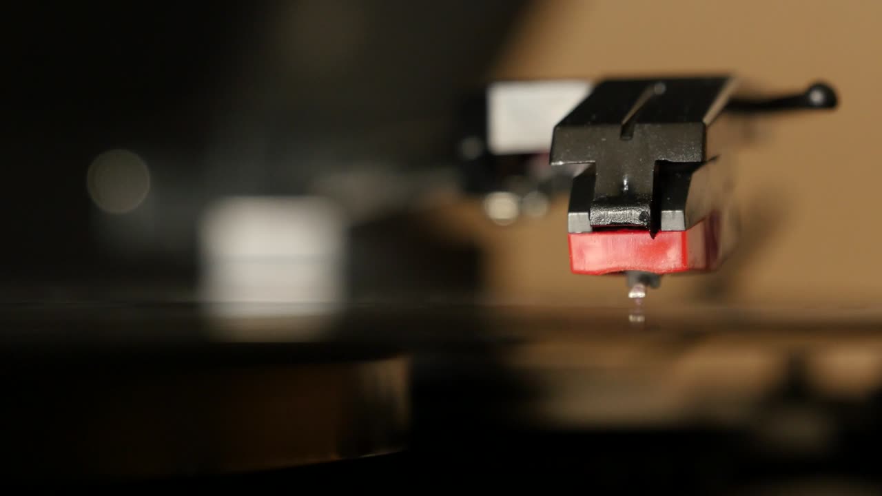 턴테이블 비닐 레코드 플레이어, 남자는 비닐 레코드를 넣고 그라모폰을 포함합니다