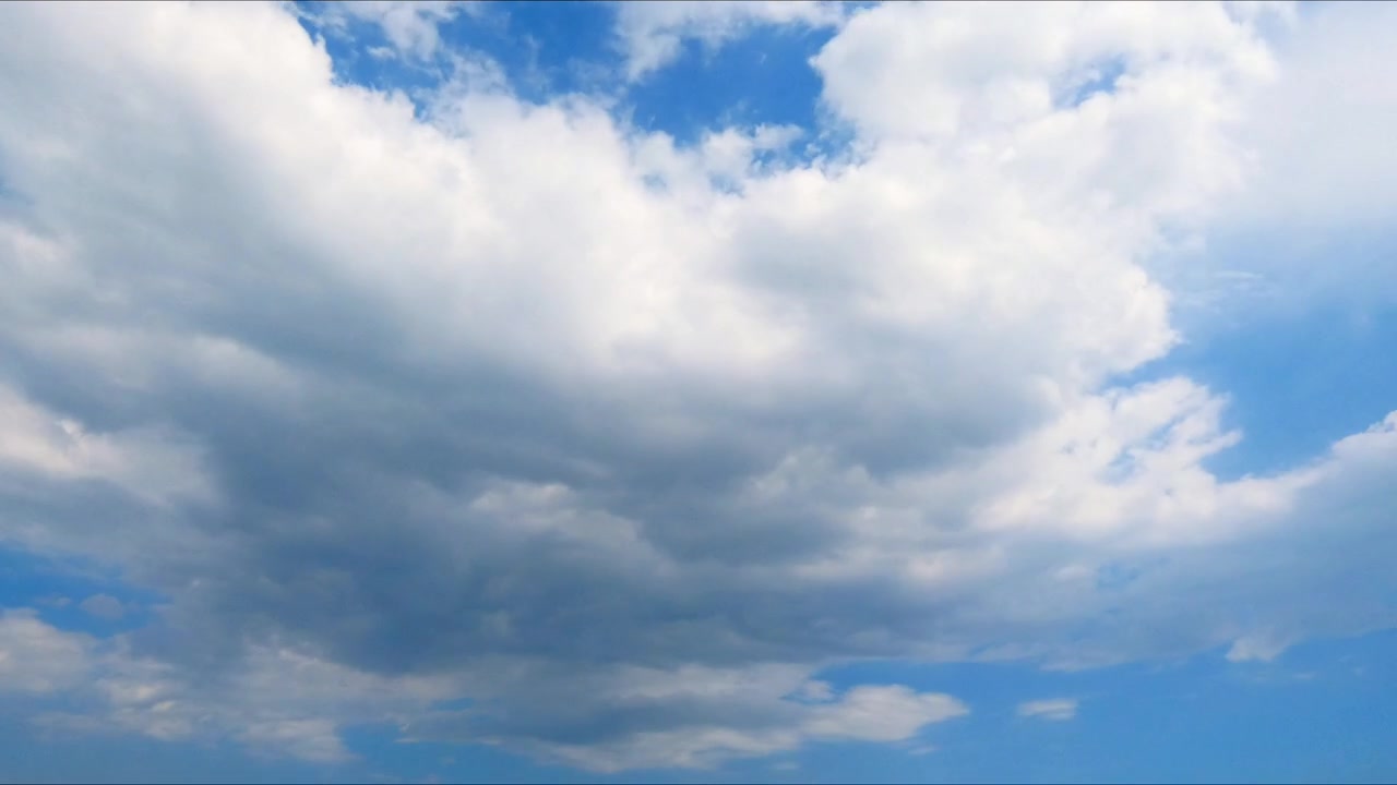 Timelapse di nuvole che si muovono attraverso un cielo azzurro limpido, catturando il movimento atmosferico naturale e il cambiamento del tempo in un paesaggio esterno tranquillo