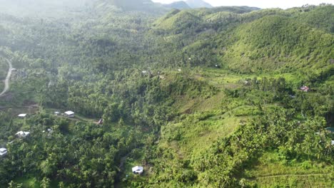 Un-Vuelo-Sobre-Un-Pequeño-Pueblo-En-Las-Montañas-De-Filipinas