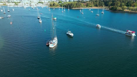 varios barcos en el paseo marítimo de vancouver