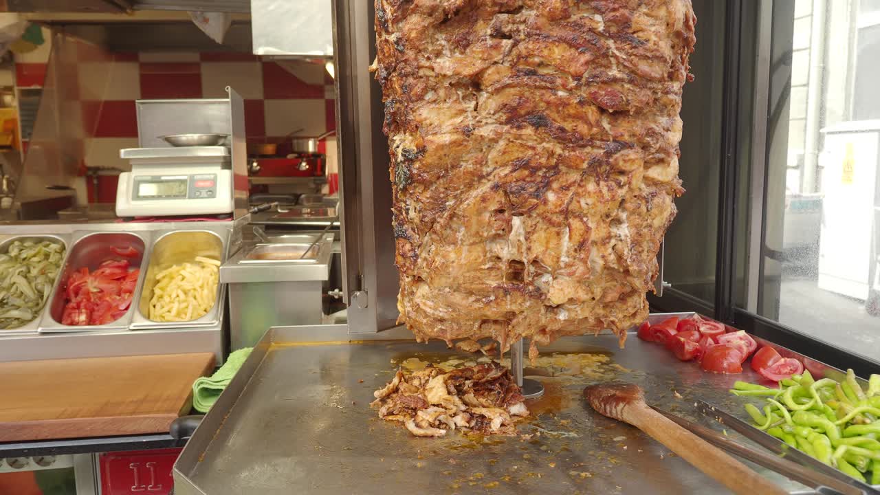 exhibición vertical de shawarma en un puesto de comida