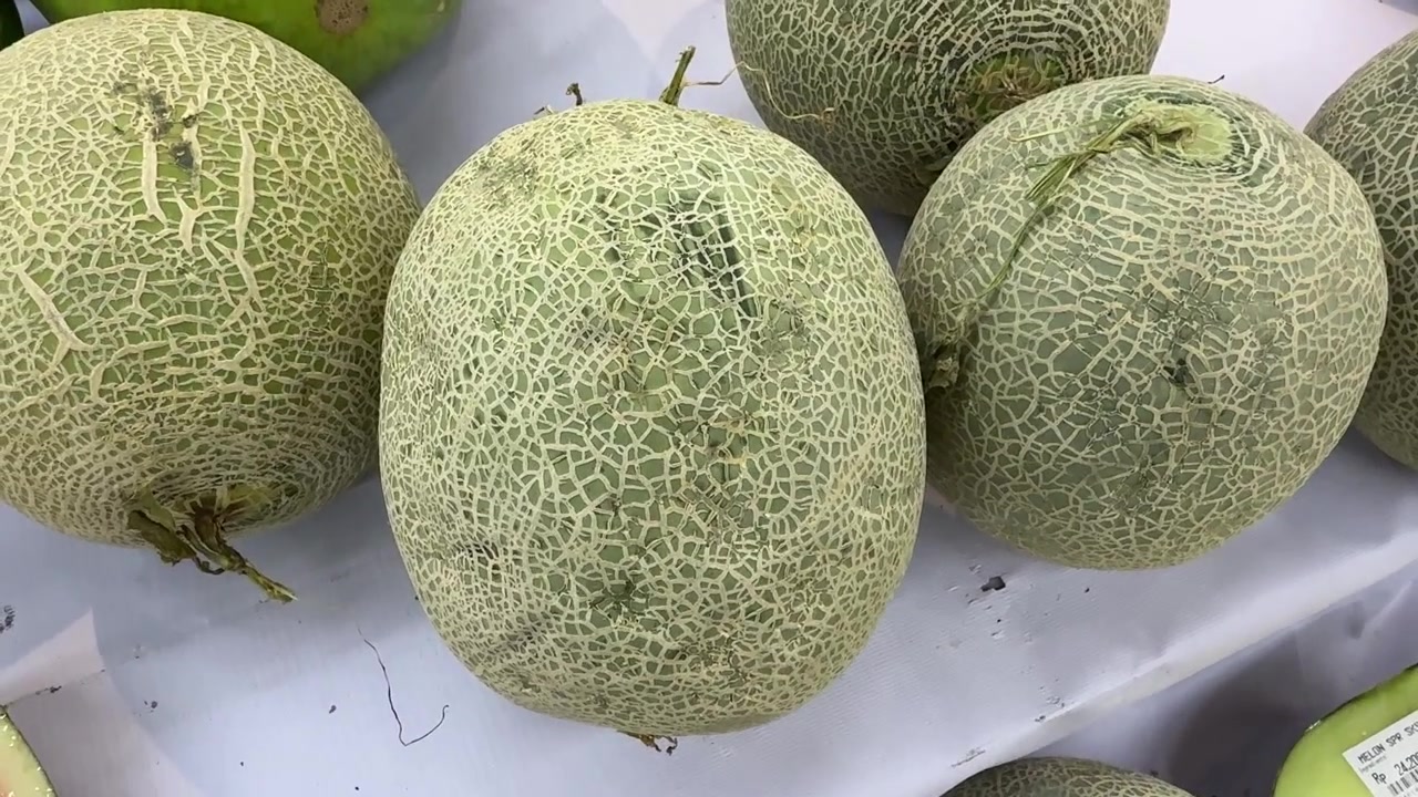 Świeże melony kantalupa wystawione na stole targowym