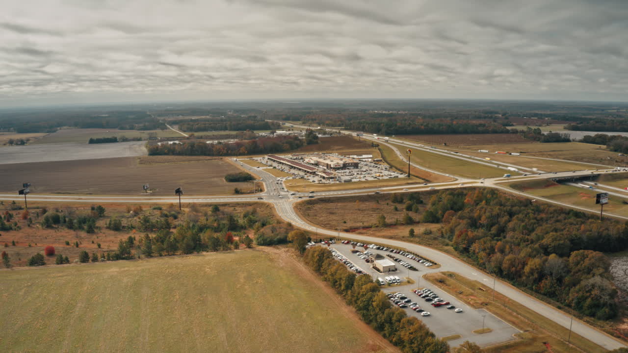 교통과 자동차가 있는 조지아의 분주한 주유소의 공중 저속 촬영