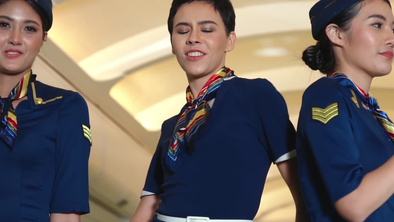 tripulação de cabine dançando com alegria no avião