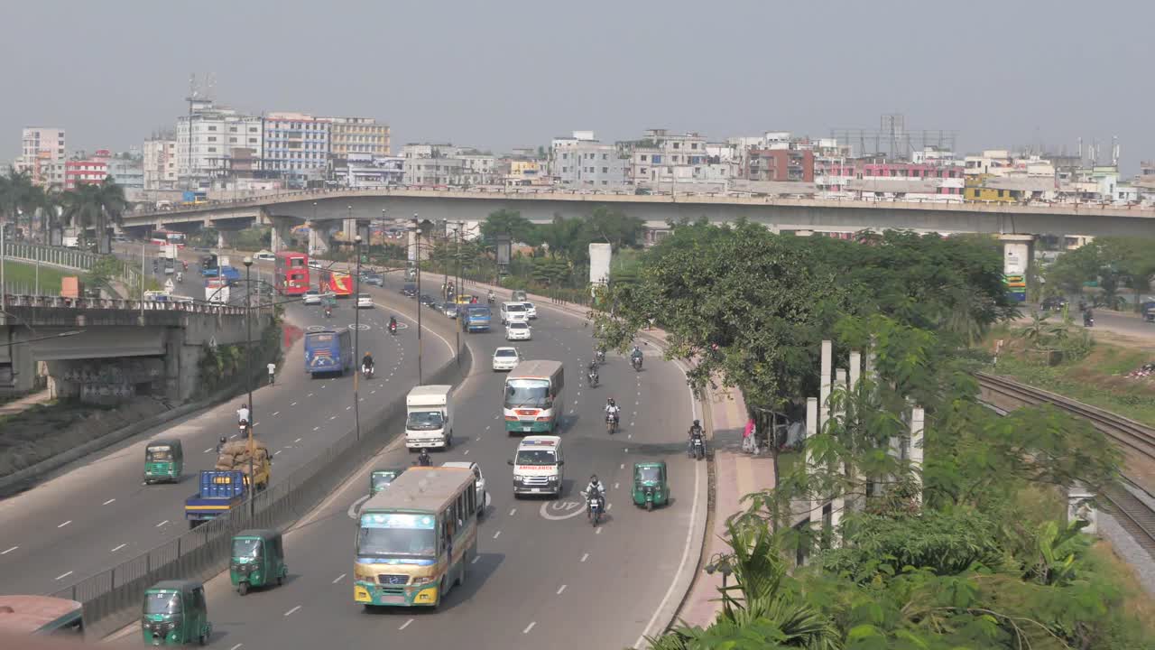방글라데시 의 바쁜 도시 도로 장면