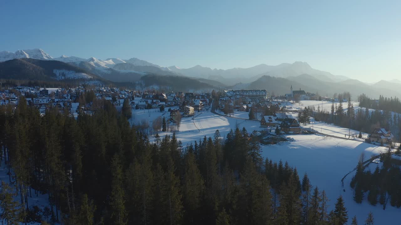 Cyrhla Podhale, Inverno: Splendida ripresa di paesaggio montano, foresta e città.